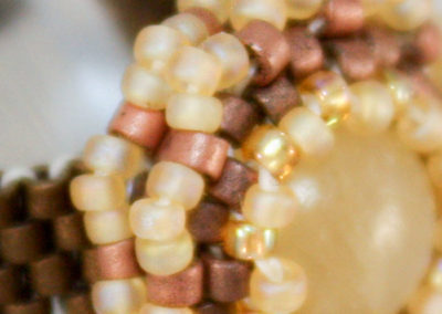 Detalle anillo cygni amarillo y bronce