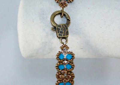 cierre de la pulsera lupi en azul y bronce