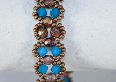 Detalle de la pulsera lupi en azul y bronce