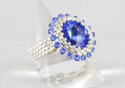 anillo chamaeleon en azul y plata de perfil