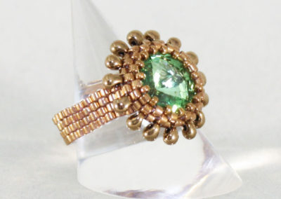 anillo andromeda verde y dorado de perfil