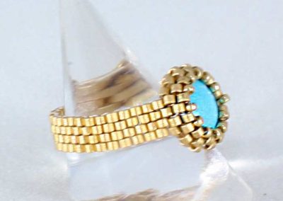 Anillo pyxis dorado con turquesa de perfil