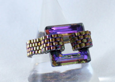 Anillo lyra morado y dorado de perfil