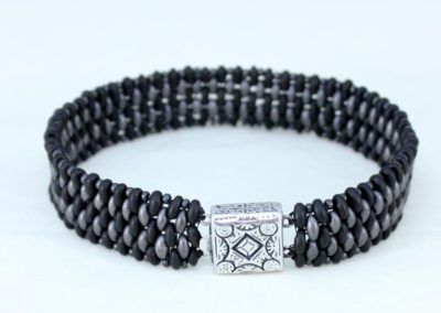 pulsera grus negra y gris cierre