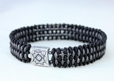 pulsera grus negra y gris perfil