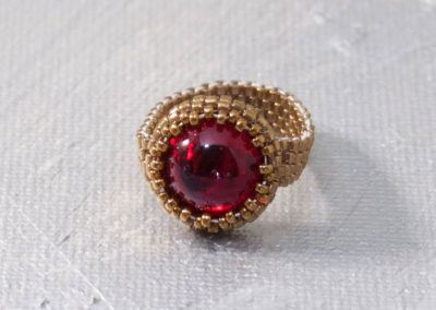 anillo rojo dorado swarovski