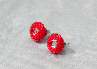 pendientes draconis cristal y rojo de perfil