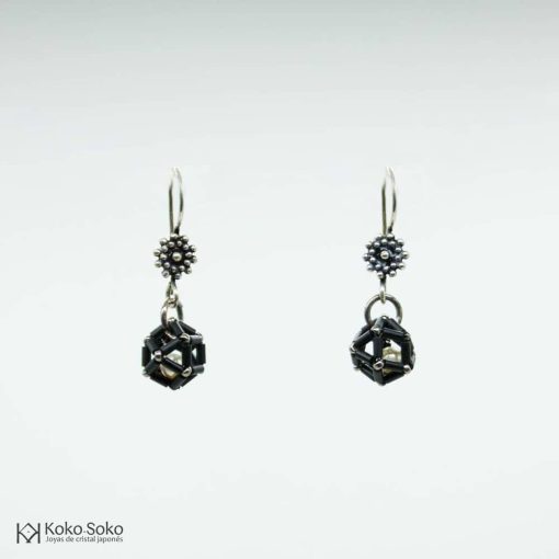 Pendientes epsilon simples con perla enjaulada en negro de frente