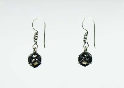 Pendientes epsilon simples con perla enjaulada en negro de perfil