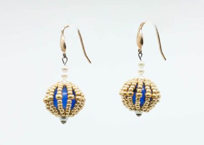 Pendientes Mirach con murano azul y perlas de perfil